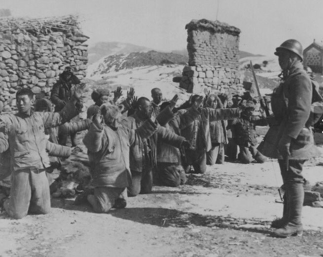 Prisonniers chinois gardés par un soldat japonais (vers 1938)