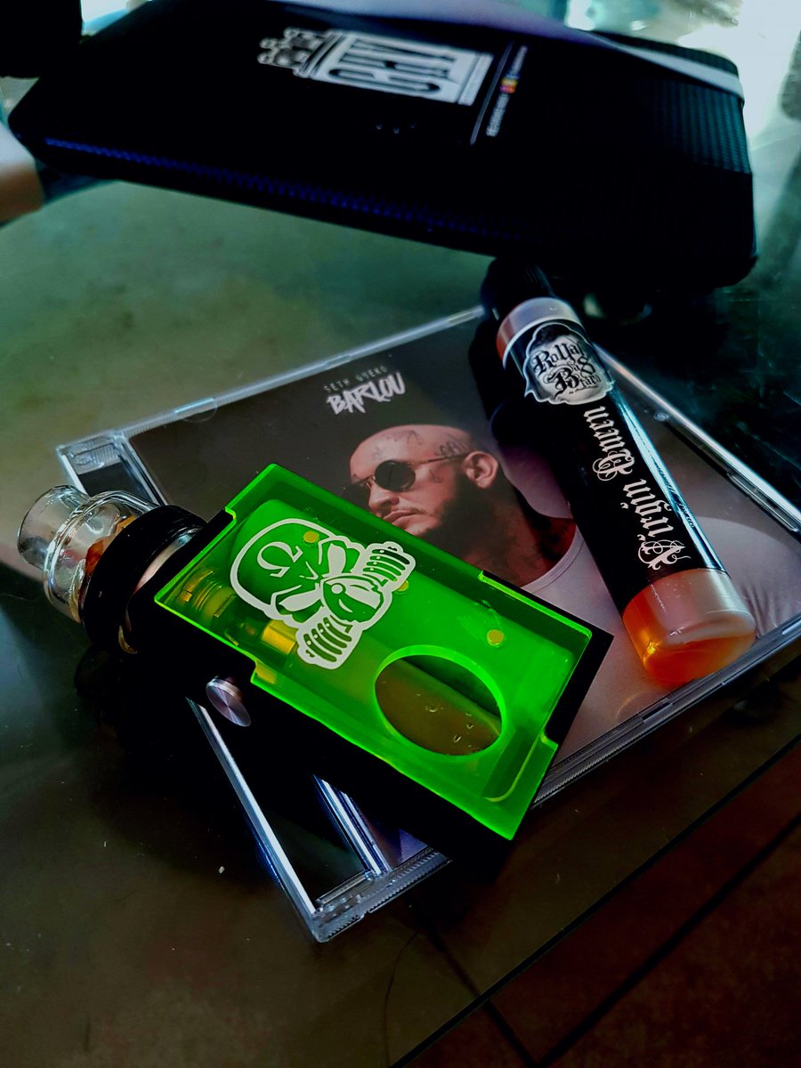 Elpadrinomoet's tweet photo. @sethgueko jsuis pas prêt de le lâcher l'album, à fond dans le home cinéma mes voisins vont se suicider à force de t'entendre 😂 https://t.co/pNHbCk4f7H