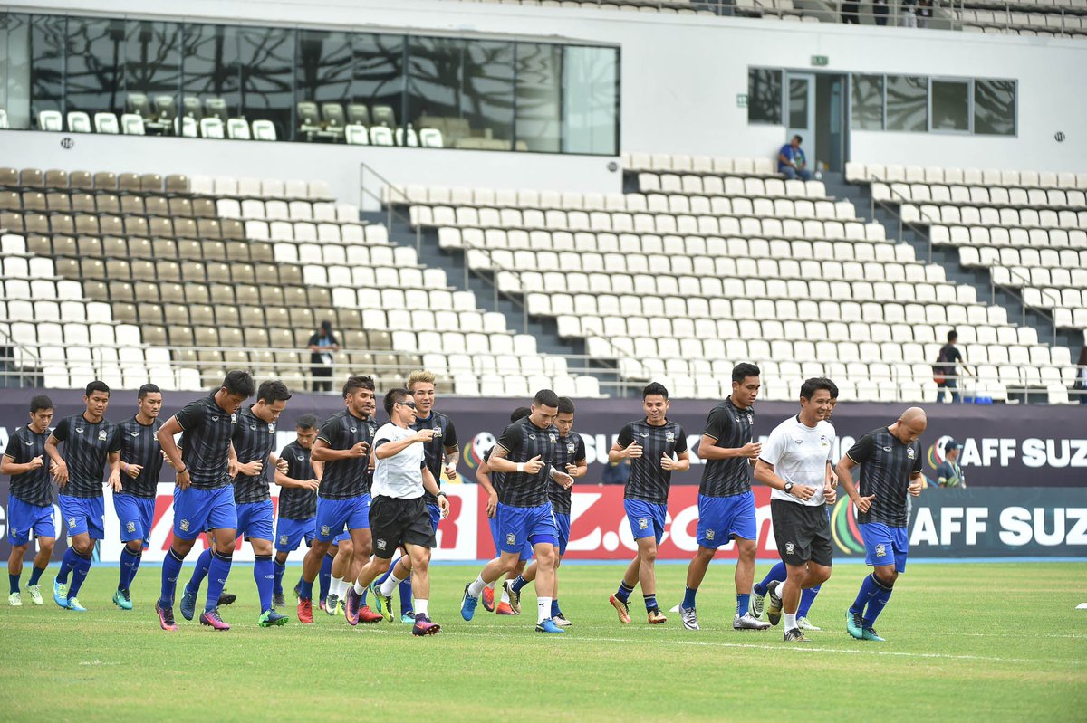 ericnoveanto's tweet photo. Pemanasan skuat Thailand &amp; Indonesia jelang laga perdana #AFFSuzukiCup2016 Ayo Garuda! #MatchDayGoal https://t.co/dn7044L4gi