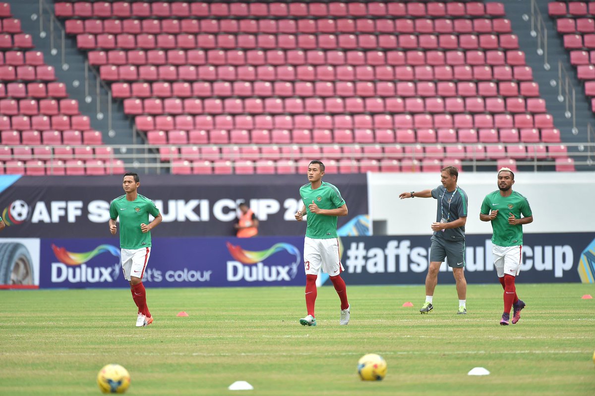 Pemanasan skuat Thailand &amp; Indonesia jelang laga perdana #AFFSuzukiCup2016 Ayo Garuda! #MatchDayGoal