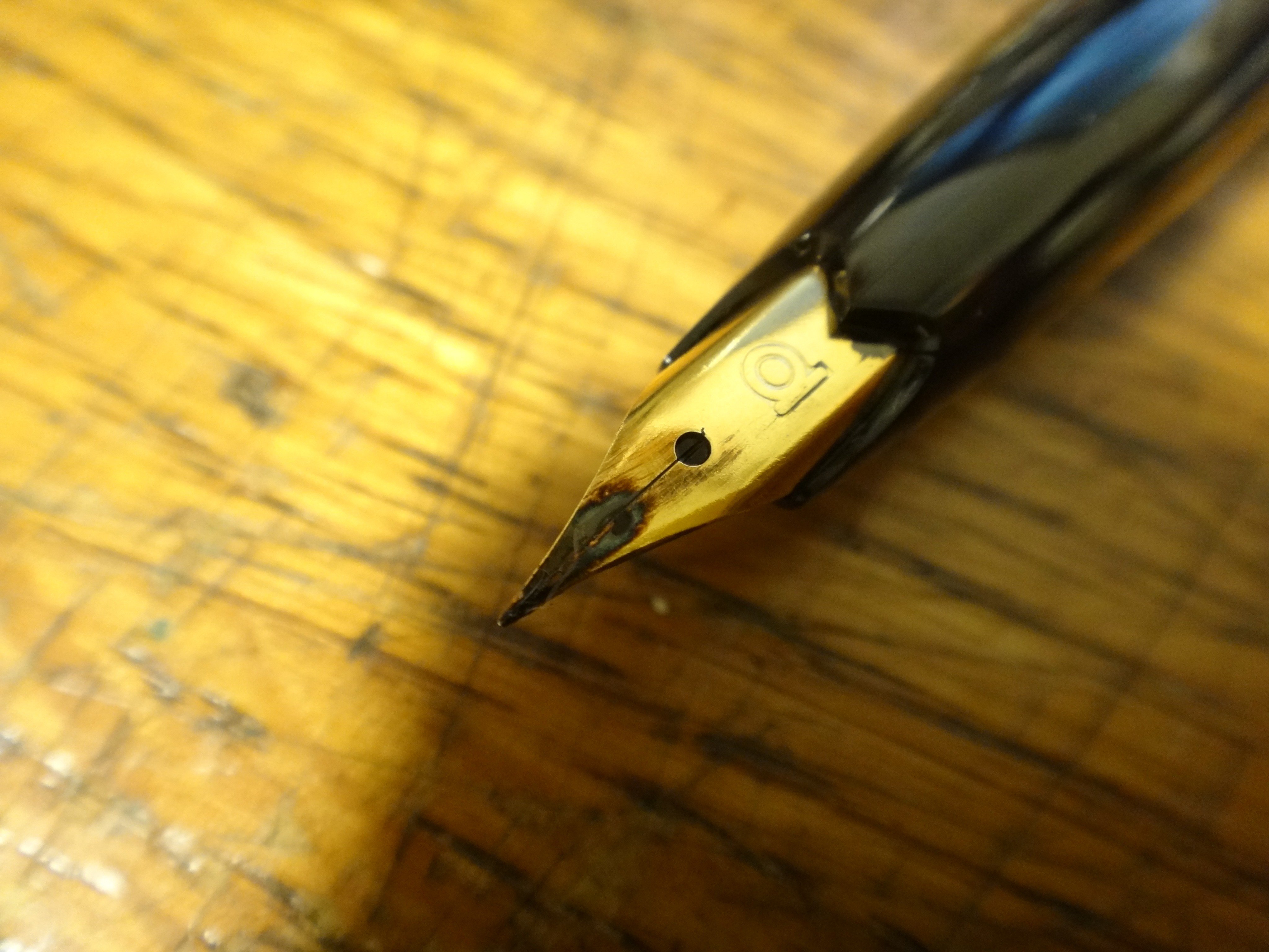 原俊 Sabre 職場のボールペンがｸｿ揃いなので万年筆を導入 したらﾏﾄﾓに書けないじゃんｺﾚ 笑 紙をｶﾞﾘｶﾞﾘ引っ掻くだけしかできないという プラチナ万年筆 書き始めて1分後にインクが出始めます お話になりません 安定の国産品 製造は中国なんだろ