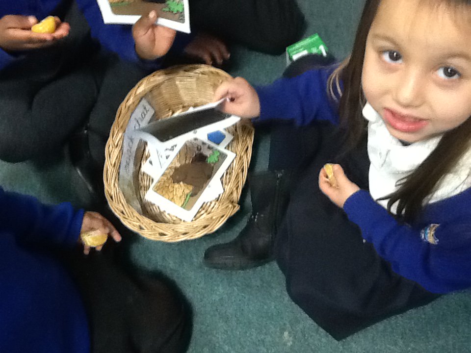Thuntern's tweet photo. SNACK CHAT in Walnut class @foxfield. Children enjoy talking about our topics while having fruit. #learningeverymoment https://t.co/fgPiTY1I0p