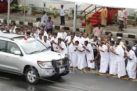 ShreeTwitz's tweet image. இன்று வீடு திரும்புகிறார் ஜெ #செய்தி

அதுக்கு இன்னைக்கு அடிமைகள் தினம் அப்படின்னு சொல்லிருக்கலாம் 😷😷😷😷