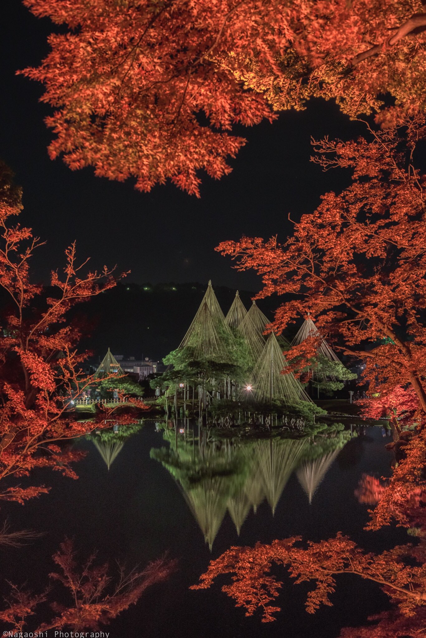 Misaki Nagao 昨日から始まった兼六園の秋のライトアップ 見頃を迎えた紅葉を美しく照らし 霞ヶ池に映るその風景は誰もが足を止めて見入ります 石川県 金沢 兼六園 紅葉 T Co Teprblpony Twitter