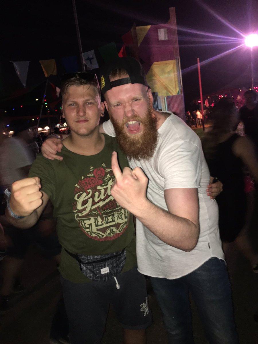 xPARADOXow's tweet photo. W/ @CaineHardstyle the big fucking legend! #defqon1 #Hatdstyle https://t.co/baDydhkhuH
