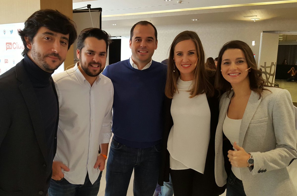 CsCanarias's tweet photo. .@mrhciudadanos ,@ferdeparamo ,@ignacioaguado , @toniroldanm e @InesArrimadas, ponentes del #CampusJovenCs, antes de dar comienzo al mismo. https://t.co/DH0WdutRkp