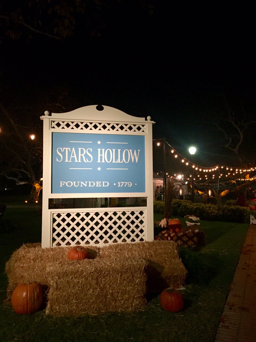 Magical night in #StarsHollow ✨ #GilmoreGirls #GilmoreGirlsRevival