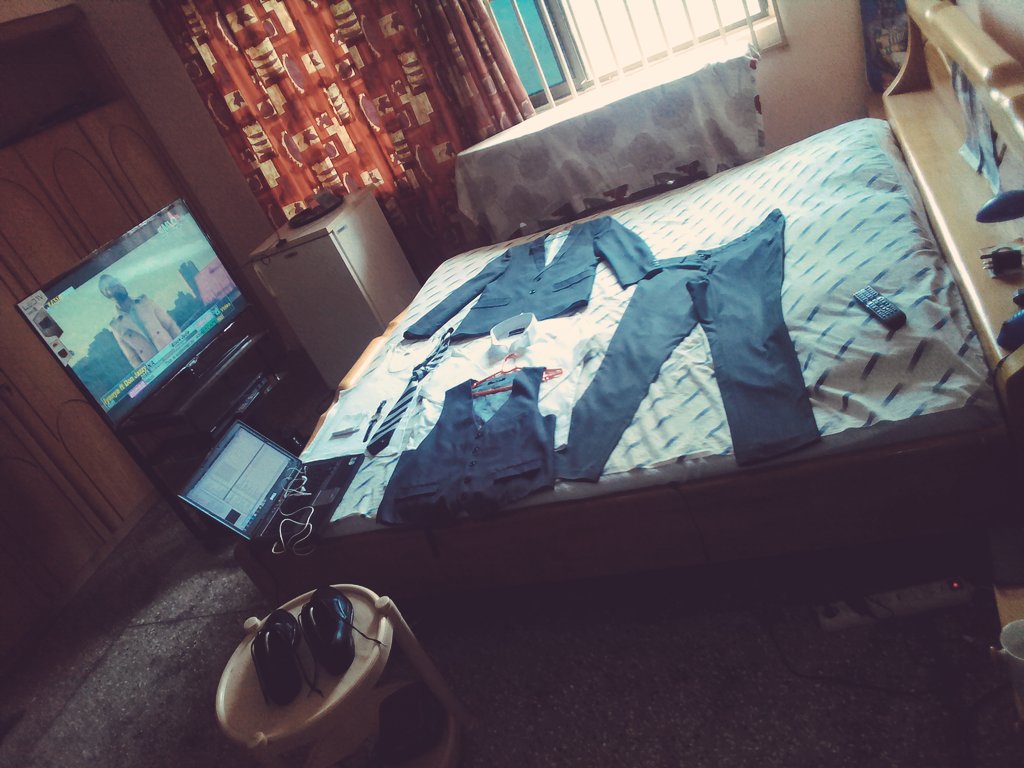 _Kwame_Jnr's tweet photo. Done ironing! Zara suit, Zara shoe, Polo watch, Interlock London tie, Mark and Spenser's shirt! #Graduation16 #UniversityOfGhana 😏🙏🎓🎓🎓 https://t.co/AA7zFx8alc