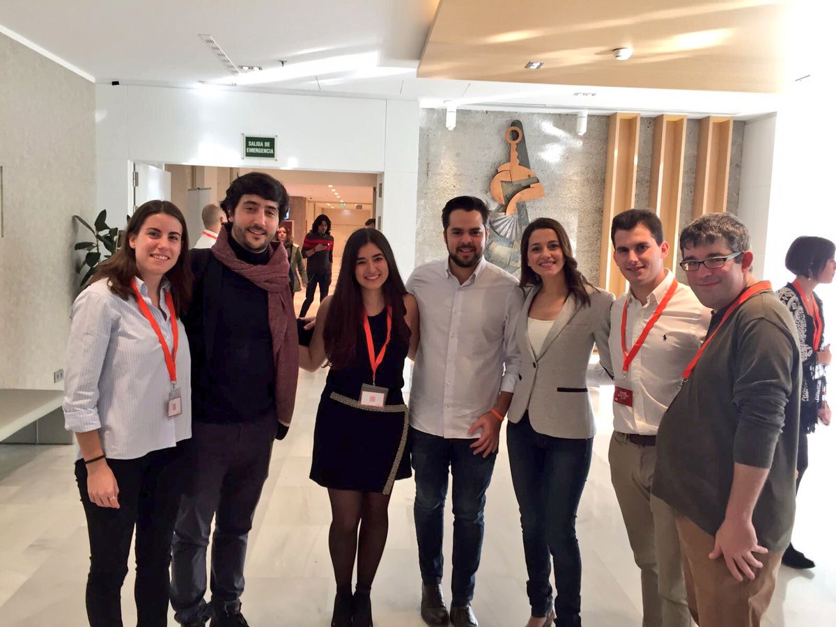 lorennart's tweet photo. Comienza #campusjovencs más de 300 jóvenes hablamos hoy de política porque tenemos mucho que decir y que aportar 😉 @jovenesCs @mrhciudadanos https://t.co/rx47mSZBGH