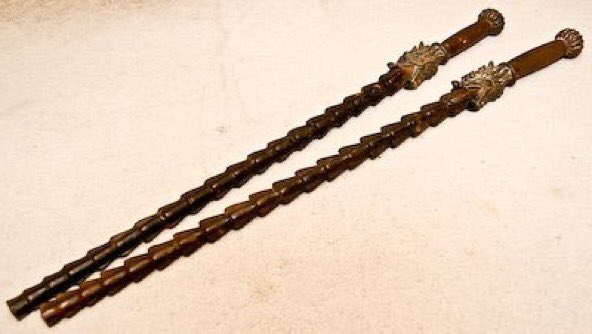 世界の武器防具百科 على تويتر 硬鞭 こうべん インビァン 中国 唐代からある武器で全長1m前後 おもに金属でできている棒状の打撃武器 竹のような節は打撃の威力を強めたり 敵の刃を止める効果がある 水滸伝 の呼延灼や 三国志演義 の黄蓋が使い手として 世界の武器防具百科 على تويتر 硬鞭 こうべん インビァン 中国 唐代からある武器で全長1m前後 おもに金属でできている棒状の打撃武器 竹のような節は打撃の威力を強めたり 敵の刃を止める効果がある 水滸伝 の呼延灼や 三国志演義 の黄蓋が使い手として