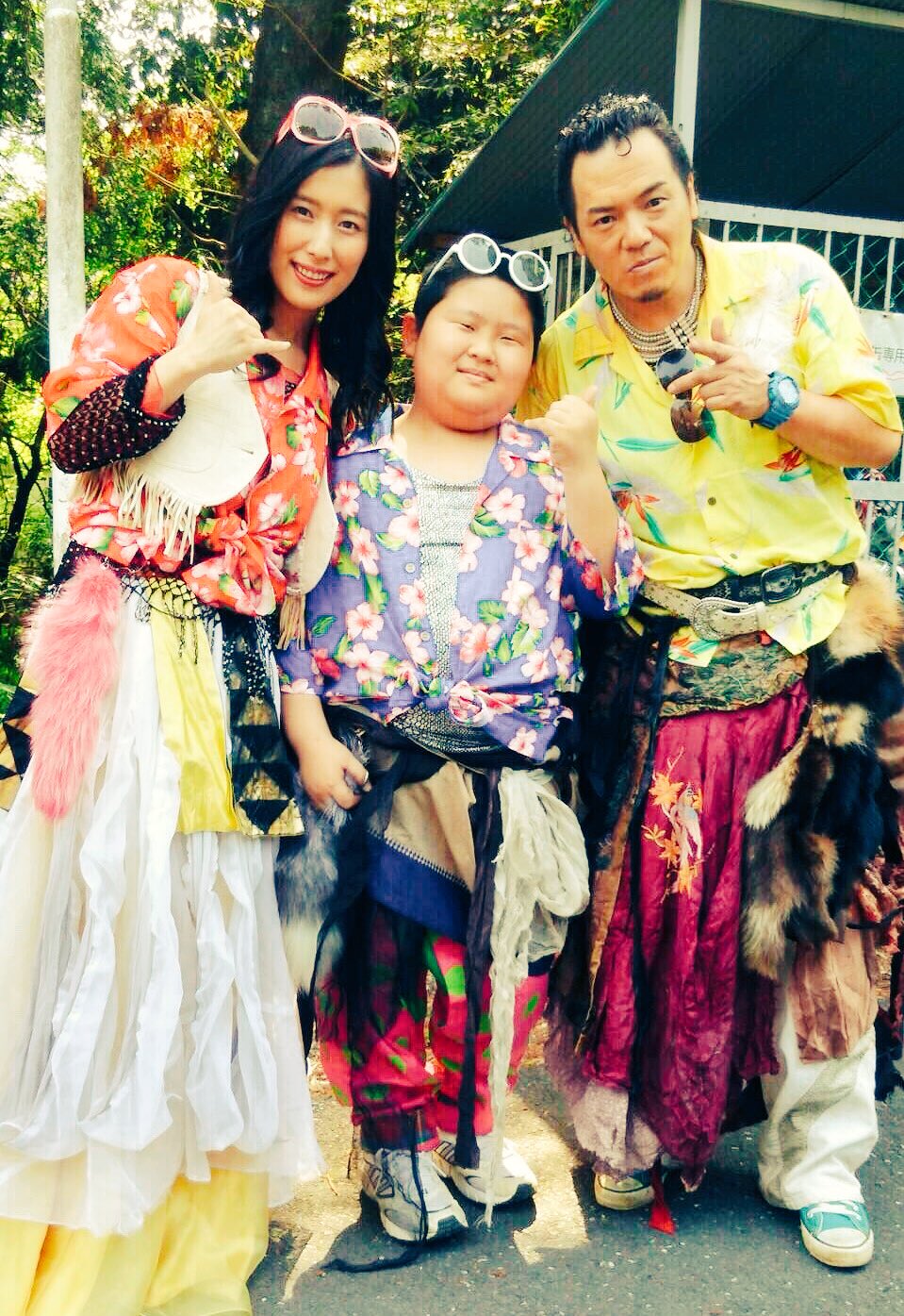 やべきょうすけ そういえば昨日の放送の 勇者ヨシヒコと導かれし七人 に登場した タイトなスケジュールでヨシヒコ一行に挑んだ 盗賊dは ヨシヒコ一行の好意により 何とか南国旅行のチェックインに間に合ったようです ちゃんとお土産のマカダミア