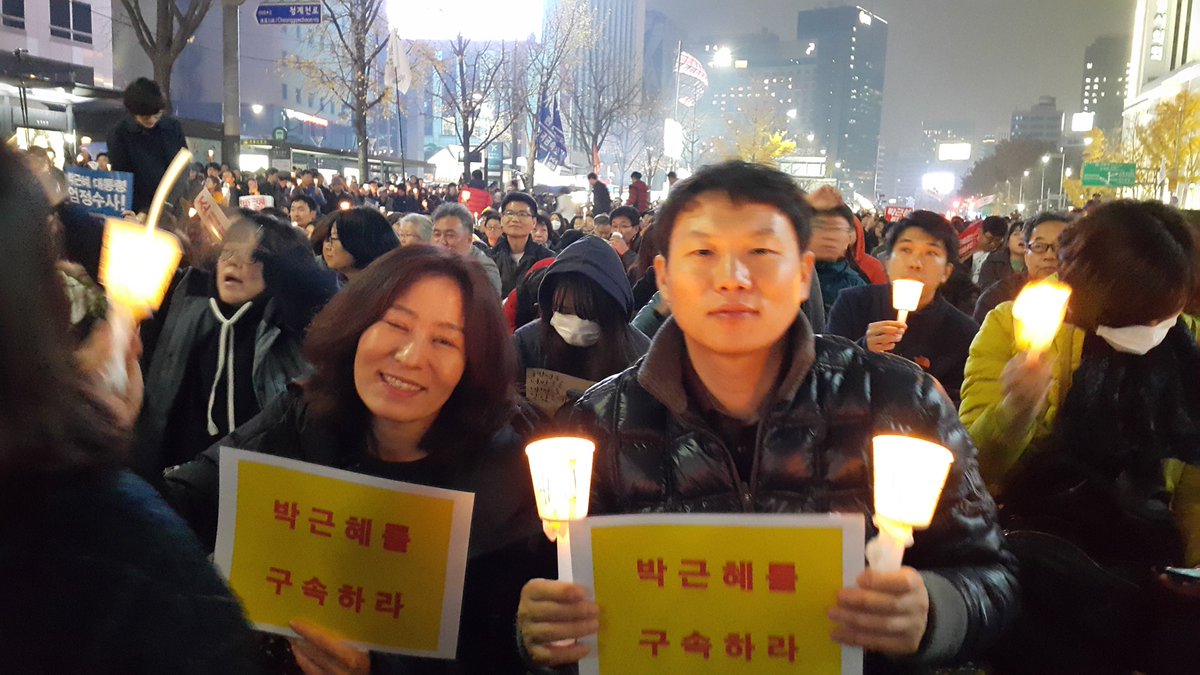 학생들이 많이 나왔고. 가족이함께도 많이 나왔네요. 국민혁명은. 계속되고 있습니다 ㅡㅡㅡ 정의롭고 공평정대한 대한민국만세 ㅡㅡㅡ