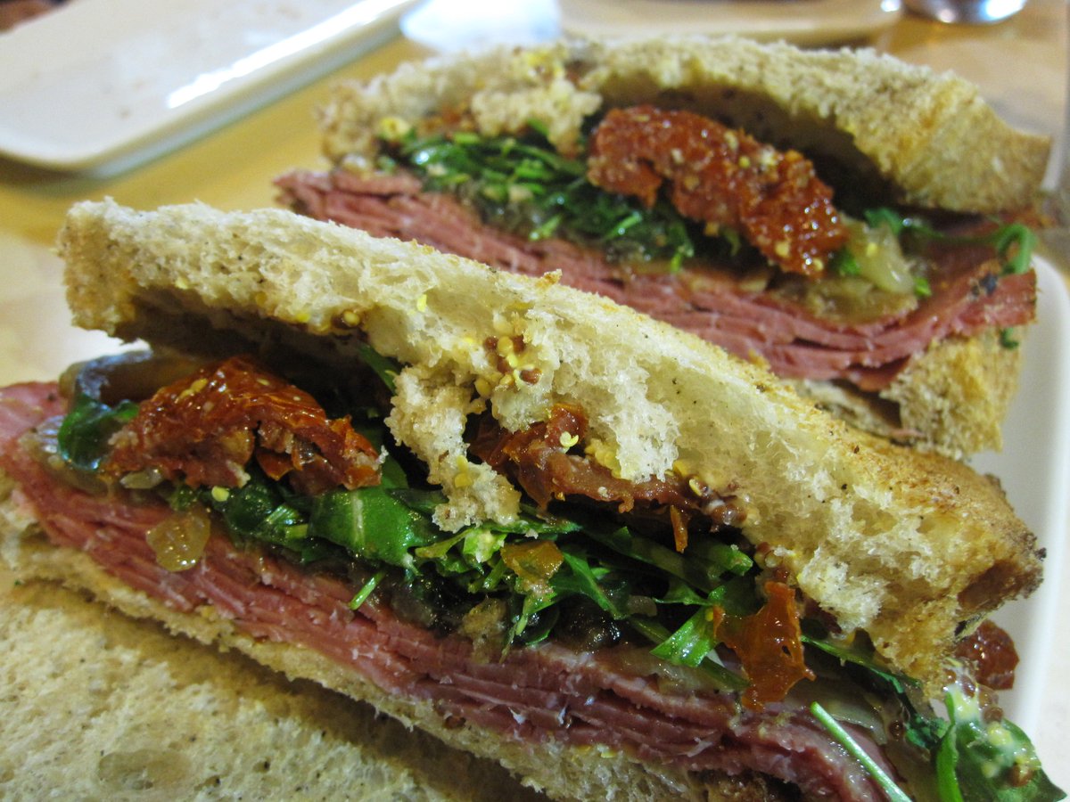Plans per dinar o sopar avui? Apunteu coordenades: Valldonzella 52. #cambioycorto #valldonzella52 #bcn #raval #comalalolaenlloc #pastrami