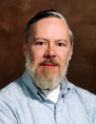 Unix’in geliştiricisi Dennis Ritchie “UNIX temelde basit bir sistemidir, ama basitliği anlamak için dahi olmanız gerekir”