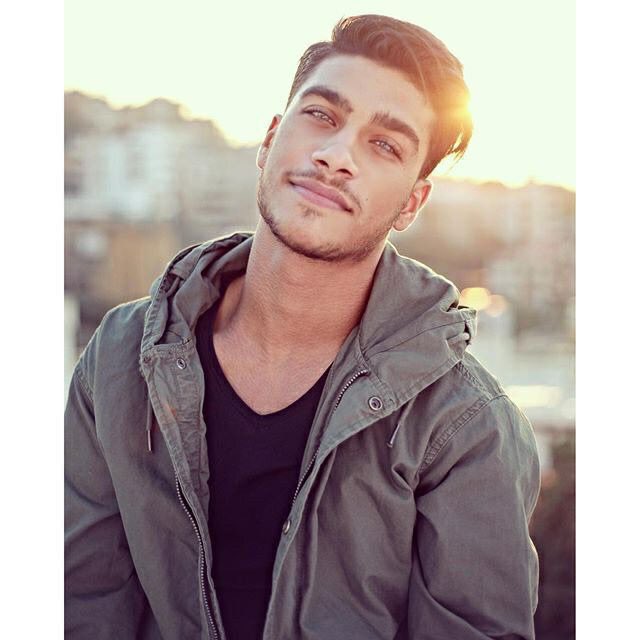 rpgrwd's tweet photo. Youssef Sawmah.
Leo.
Dix-neuf ans.
Bisexuelle. https://t.co/hkZNEtQjGt