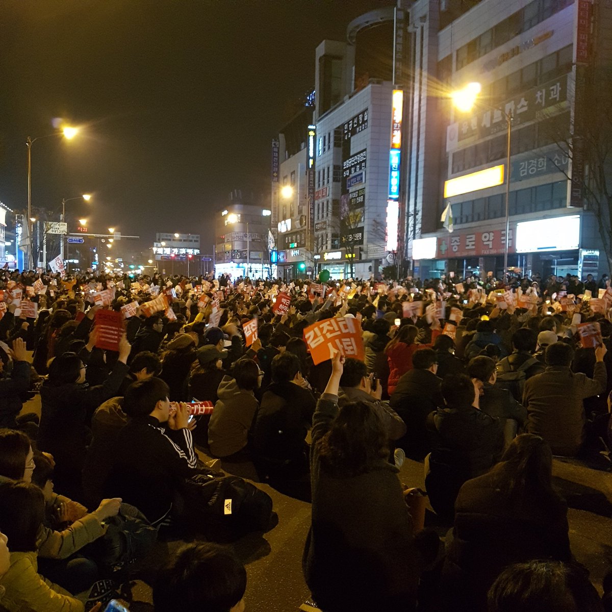 춘천~. 김진태 사무실앞 4차선 도로 꽉참