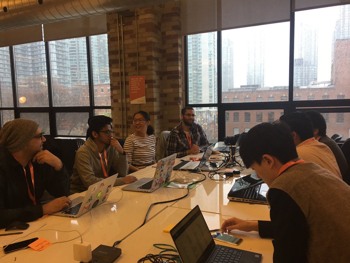 KijijiTech's tweet image. The Kijiji team brainstorms. #decode16