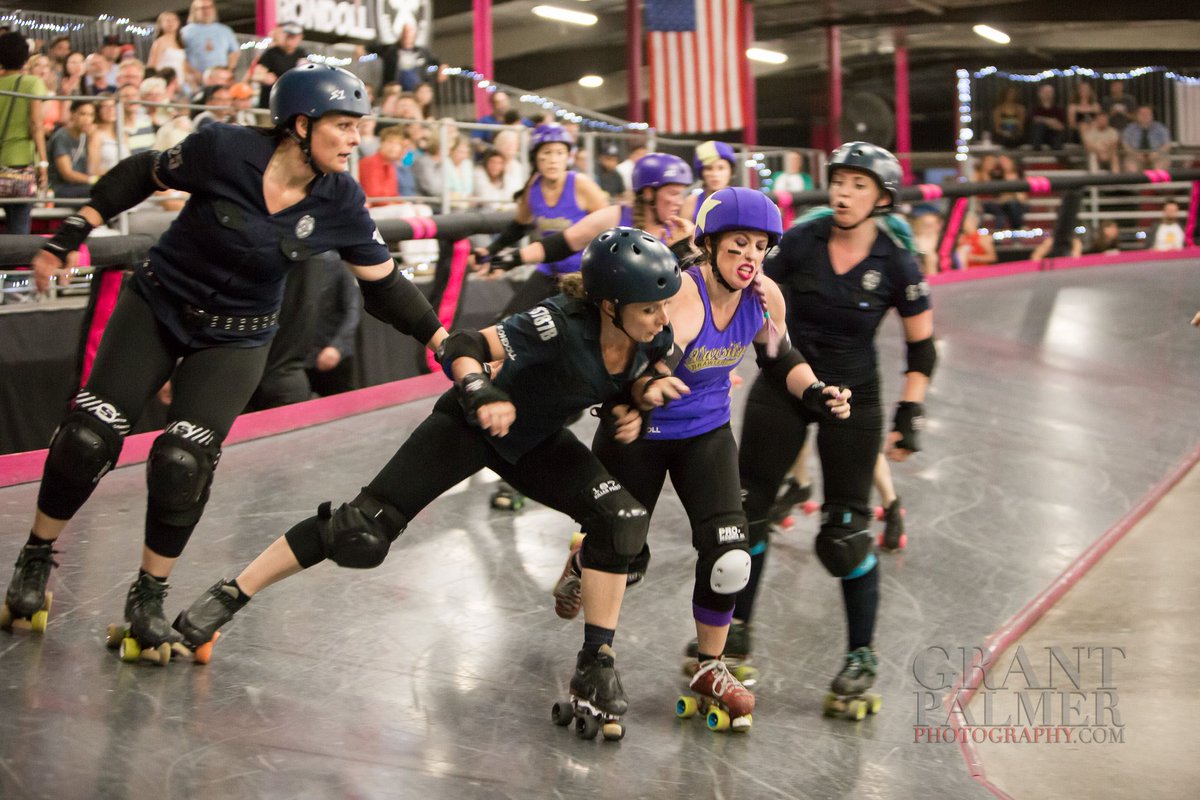 It's BOUT DAY! <a href="/VarsityBrawlers/">Varsity Brawlers</a> vs <a href="/LADDSirens/">LADD Sirens</a>! Come early to see our Juniors skate at 4 &amp; make it a double header! bit.ly/LADD1119