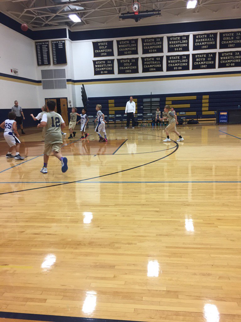 KentThomas7's tweet image. Young ballers getting work done @ Helias. @BuffingtonJosh #StartThemYoung #TeachTheGame