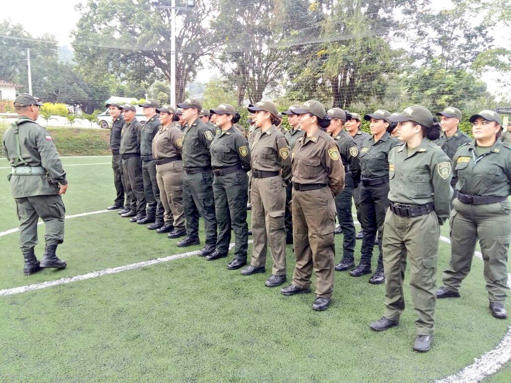 PoliciaBmanga's tweet photo. Curso 004 #PolicíaPorUnDía iniciamos nuestra gran experiencia recibiendo instrucción disciplina policial, #GuardianesDeConvivencia https://t.co/3fzcKlovDs