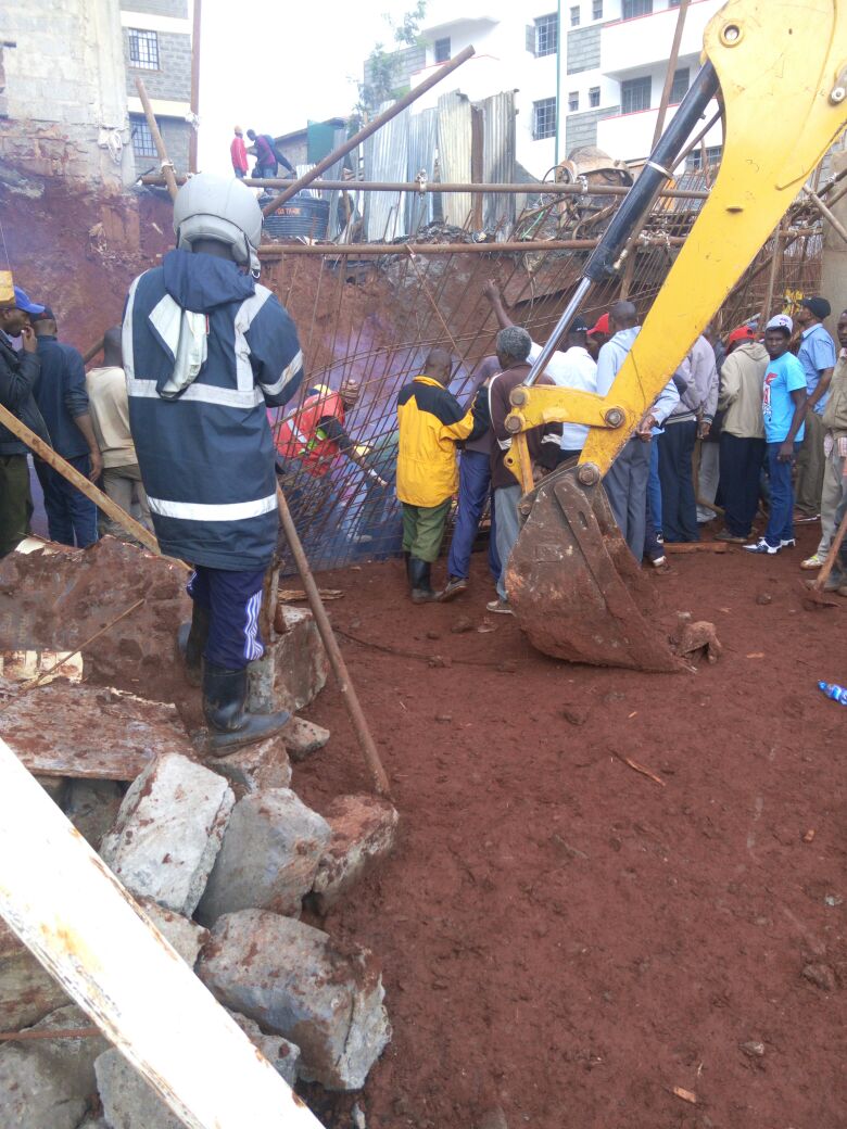 KenyaRedCross's tweet photo. Ruaka #CollapsedWall update: 3 rescued so far. KRCS, Kenya Police & Kiambu County Fire Service assisting with search & rescue. https://t.co/SnP3AP5sFm