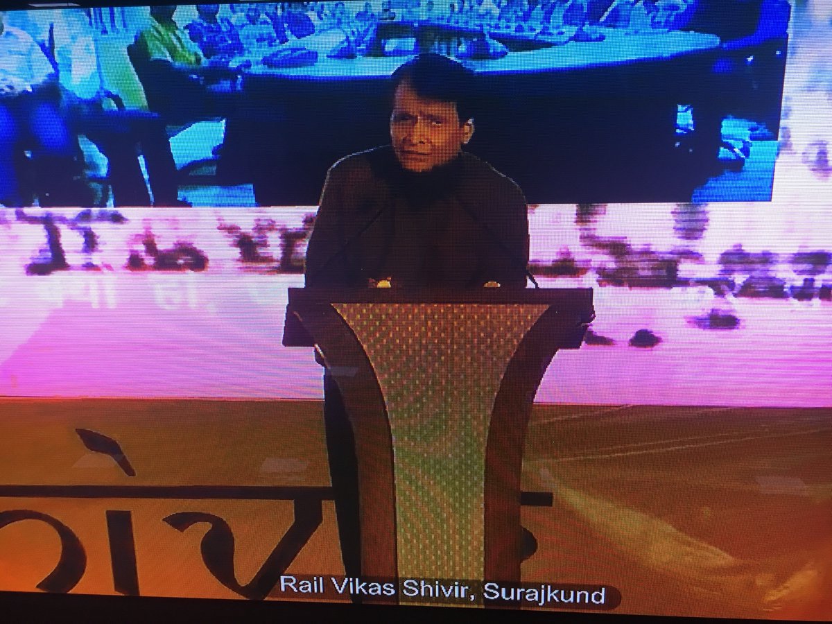 SWRRLY's tweet photo. Hon'ble MR @sureshpprabhu addressing at #RailVikashShivir on 19/11/2016
@RailMinIndia @GMSWR #OurRailways https://t.co/YvRqq0mIkA