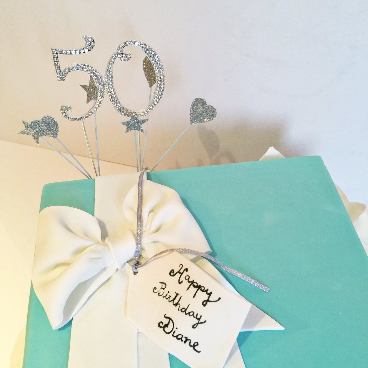 To start the weekend ❤️ Tiffany box cake!! <a href="/SiedlerMichelle/">TheCakeElementBakery</a> <a href="/WoWWitney/">WoWWitney</a> <a href="/OxTweets/">OxTweets</a> <a href="/WitneyHour/">#WitneyHour</a> <a href="/luxurycotswold/">Luxury Cotswold</a> <a href="/OxCots/">OxfordshireCotswolds</a>