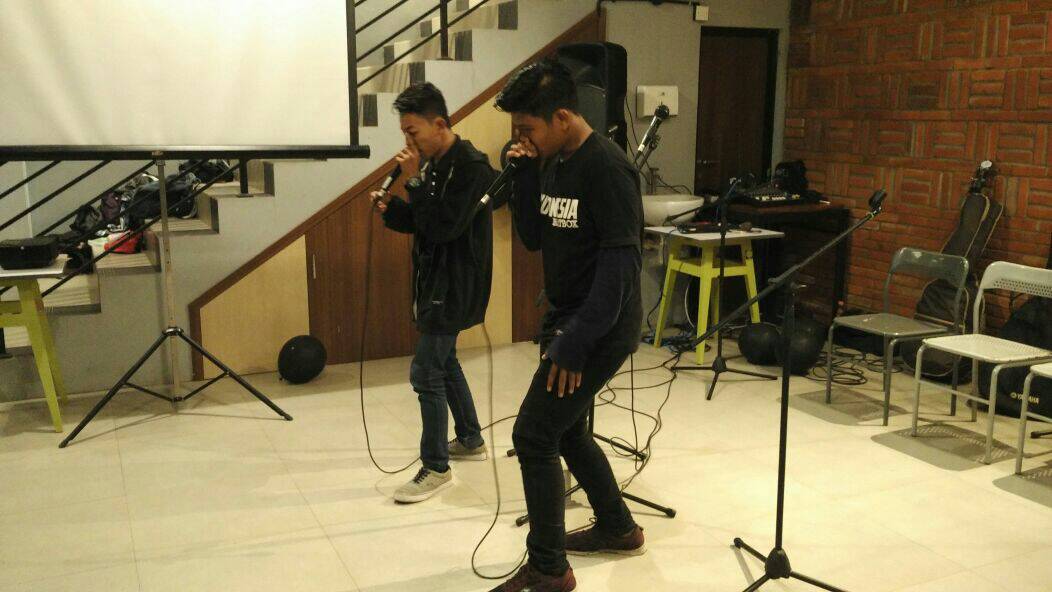 Ado penampilan dari Tanah Ombak dan West Sumatera Beatbox di 4th Malam Puisi Padang malam ko. Lasuaah :)