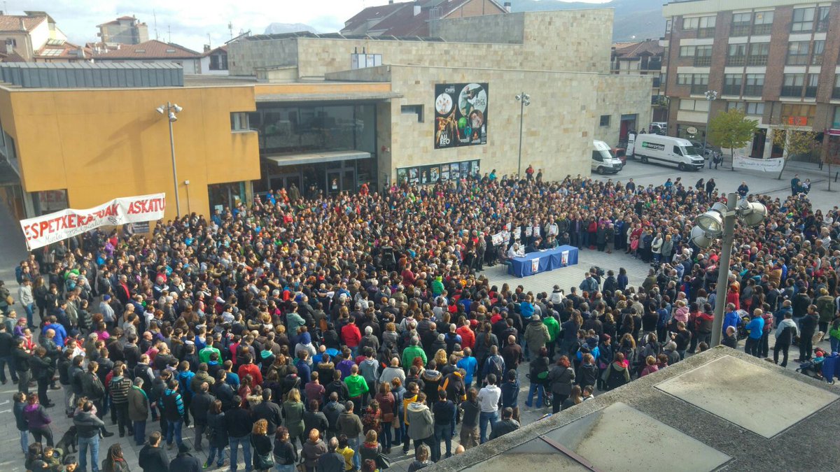 A la prensa y TV españolas: 

¿Comprenden que la versión oficial no coincide con la de todo un pueblo dando hoy la rueda de prensa? #Altsasu