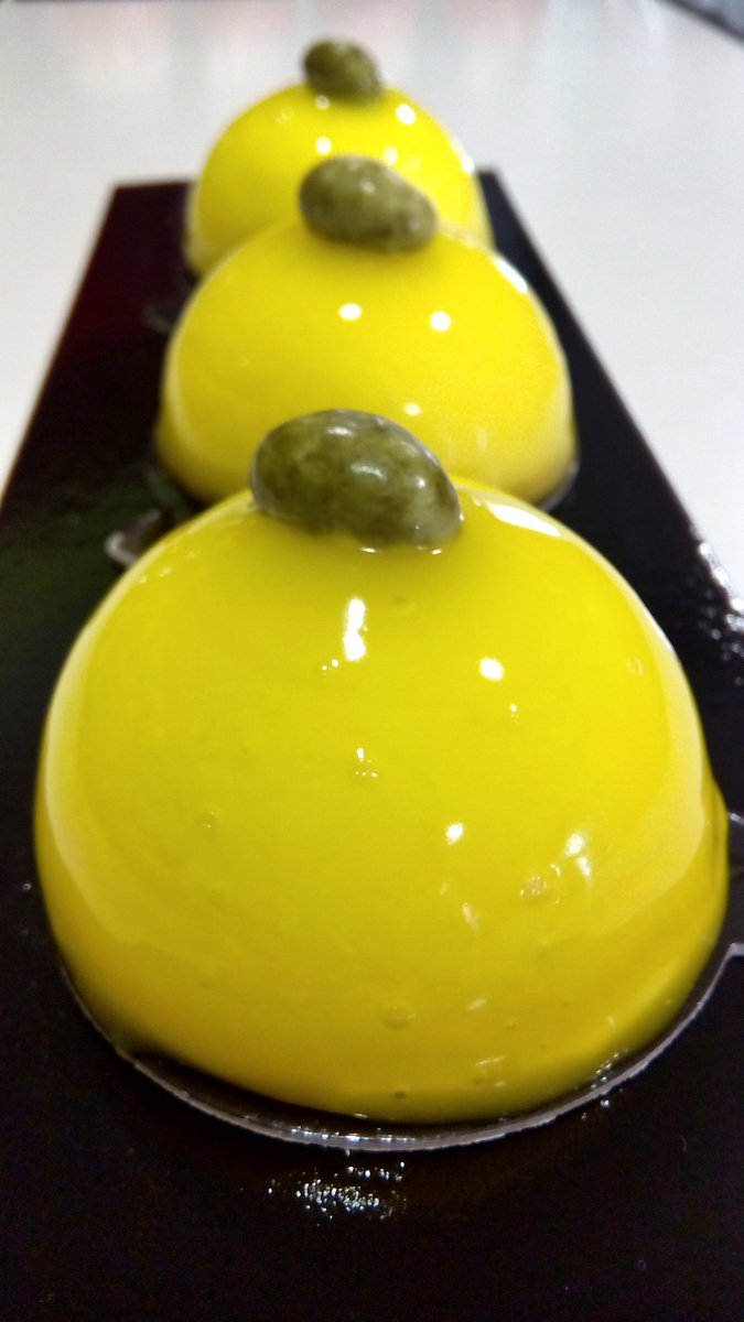 Desde este fin de semana semiesferas de Yogurt con Frambuesa y Mousse de Limón con bolita sabor a Té Matcha.