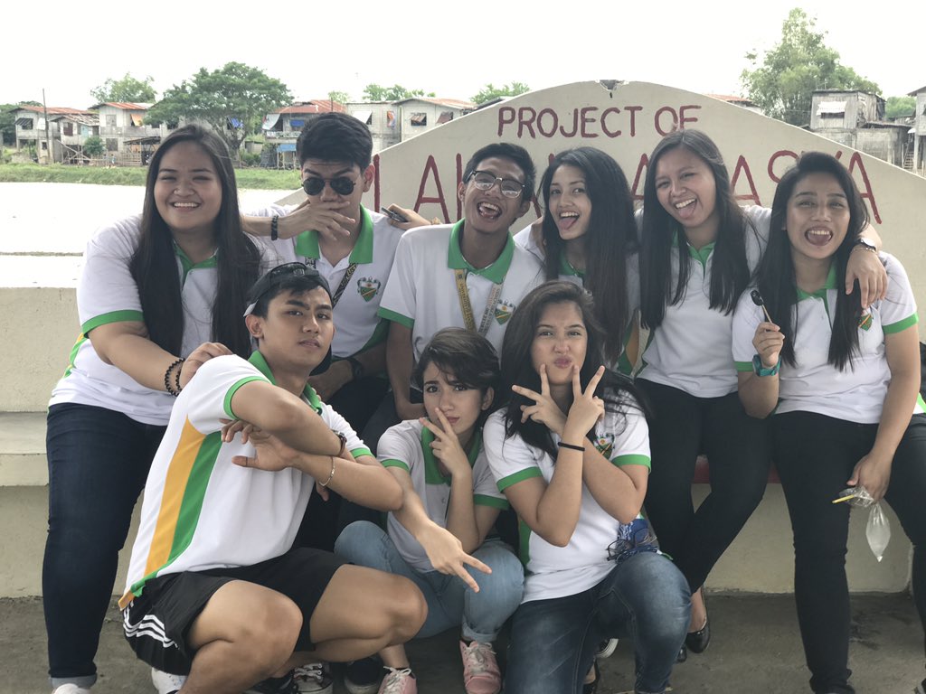 _itsyam's tweet photo. whats hard times without the people you love? #RLE1 👷🏼💉💖 @_ReginaMarie_ @coolyde23 @angelamaaaaae @kiiimalabadooo https://t.co/nm6xMSWoKA