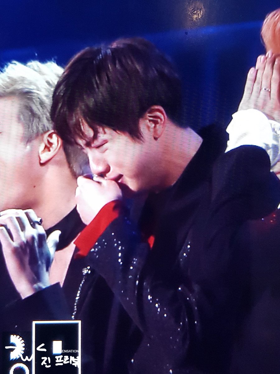 sensation1204's tweet photo. 161119 #JIN #슥찌니 
이렇게 기쁜 날에 울지 마요ㅠㅠㅠㅠㅠㅠㅠㅠㅠㅠㅠ https://t.co/yQV4HQkceW