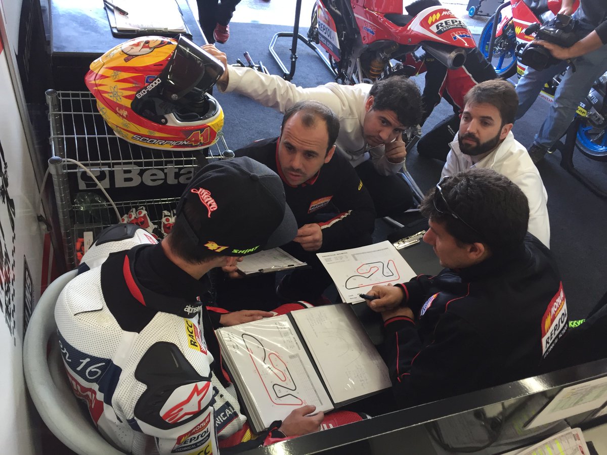 MonlauMotul's tweet photo. La #Moto3 del #Máster #MonlauRepsol ha concluido la #Q2 del @CEVMotorcycle en la P17 [P1, +2.4]. ¡Mañana a por todas equipo! #OrgulloMonlau https://t.co/aJiIzPtLGx