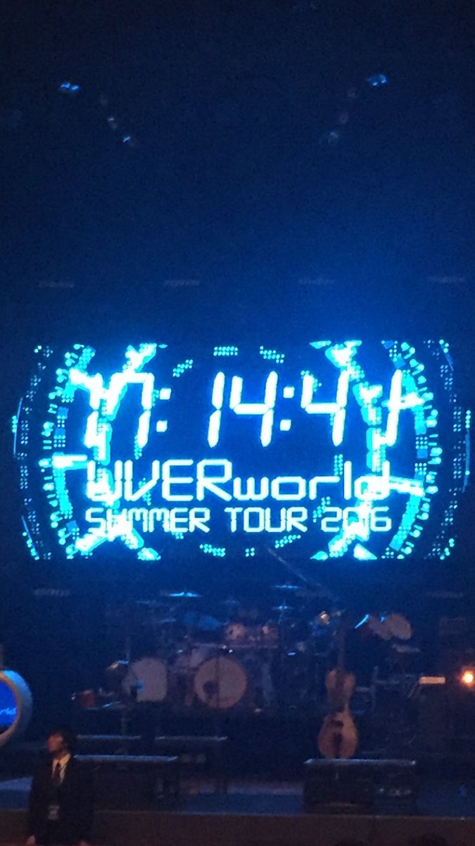 ぺー Uverworldのlive始まる前のあのステージに表示される時間のやつ あれをiphoneの電源入れた時に画面になるようなアプリとか出ないかな 拾い画だけどこういうのね ツアー毎にツアーの表示になって 参戦するliveの日入れたらカウントダウンとかして