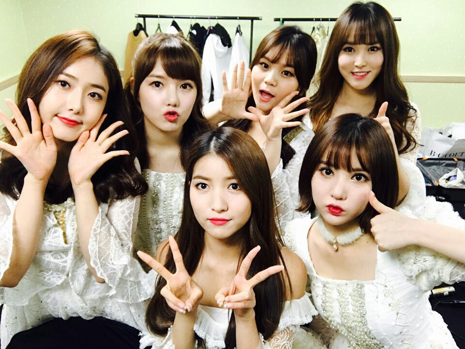 GFRDofficial's tweet photo. #여자친구 #GFRIEND #멜론뮤직어워드 #2016MelOnMusicAwards 우리 #버디 들 축하해요! 이거 다 버디들 거야! 고맙고 사랑해❤️😍💕 계속 멋진 무대로 보답할게요📺 https://t.co/JwkUmCMLwQ