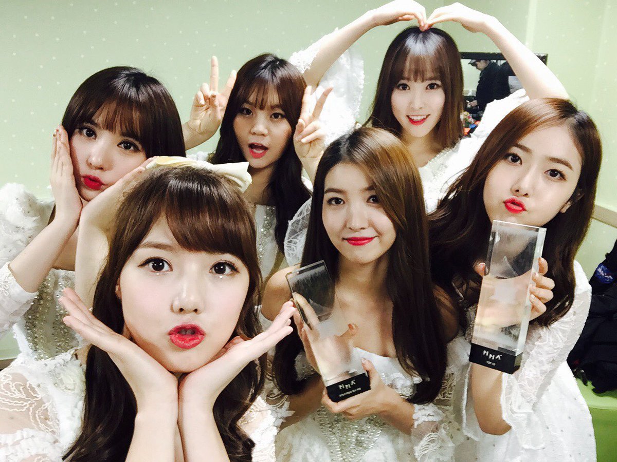 GFRDofficial's tweet photo. #여자친구 #GFRIEND #멜론뮤직어워드 #2016MelOnMusicAwards 우리 #버디 들 축하해요! 이거 다 버디들 거야! 고맙고 사랑해❤️😍💕 계속 멋진 무대로 보답할게요📺 https://t.co/JwkUmCMLwQ