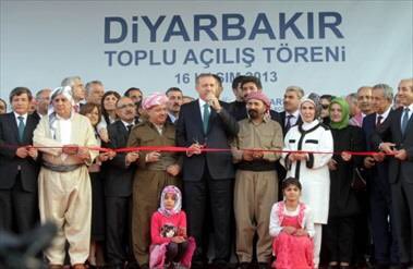 Photoshopla CHP-HDP ortak miting görseli yapıp algı yaratmaya çalışanlar sağdaki photoshopsuz fotoğrafa baksınlar.