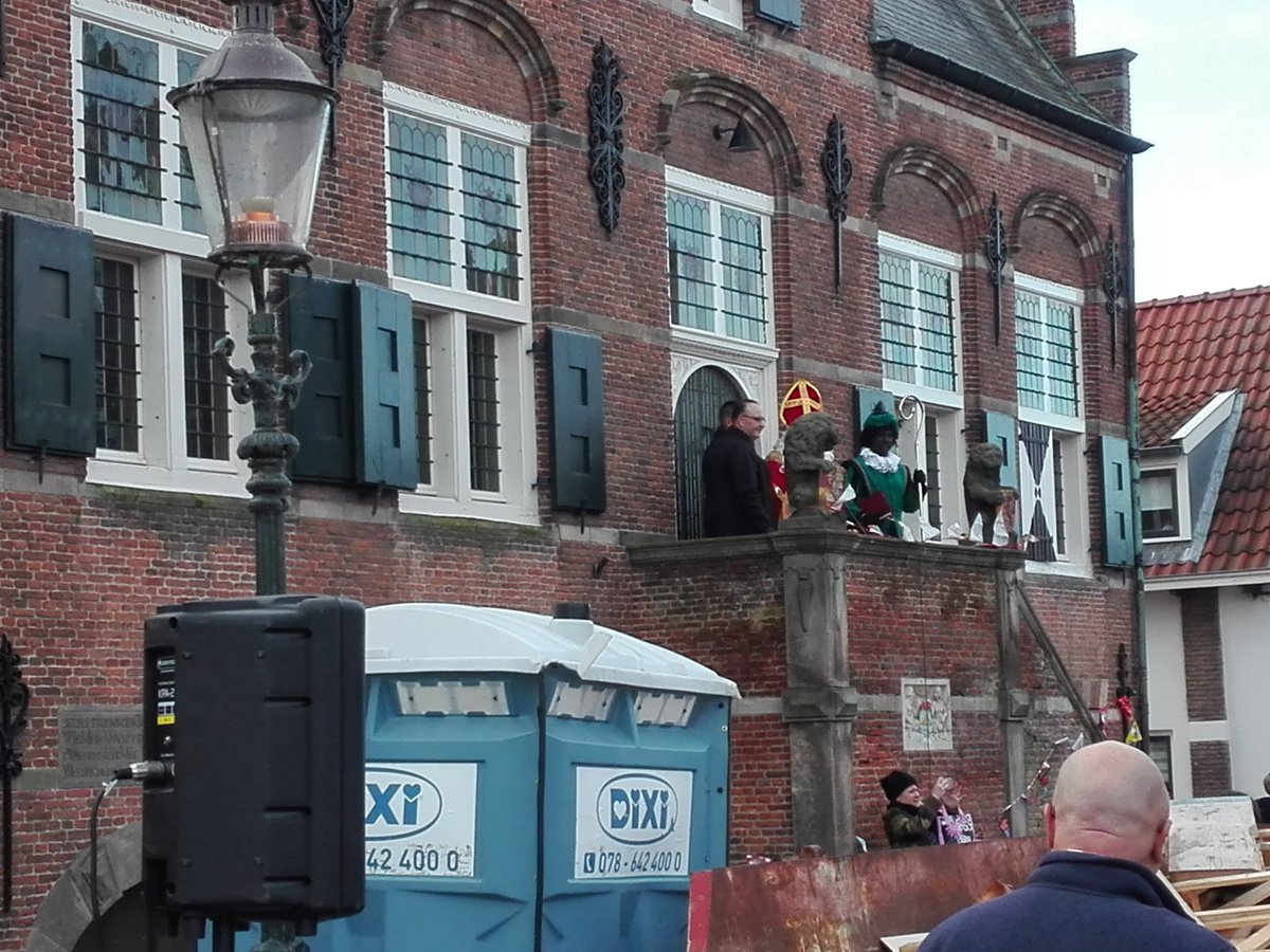 Behalve de Sint is ook Wethouder <a href="/daanmarkwat/">Daan Markwat</a> weer in #Ooltgensplaat om de Sint welkom te heten. Deze keer met goed geluid dankzij OV 👍