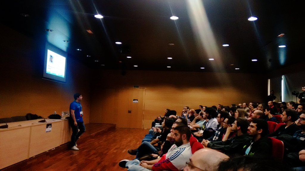 sailormerqury's tweet image. Ahora en #track2 #codemotion2016 &quot;Real Time learning con Spark&quot; Go @moisipm go!!