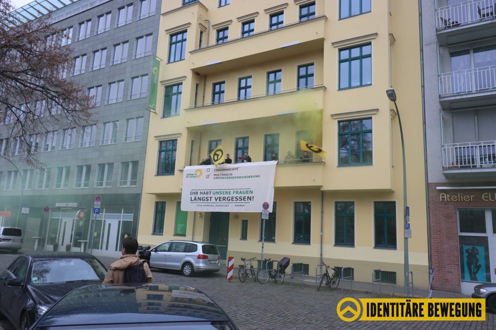 IBDeutschland's tweet photo. Identitäre Aktivisten besetzen #B90/Grüne-Parteizentrale in #Berlin

#identitär #IBD #Gruene https://t.co/HamPYuAuEc