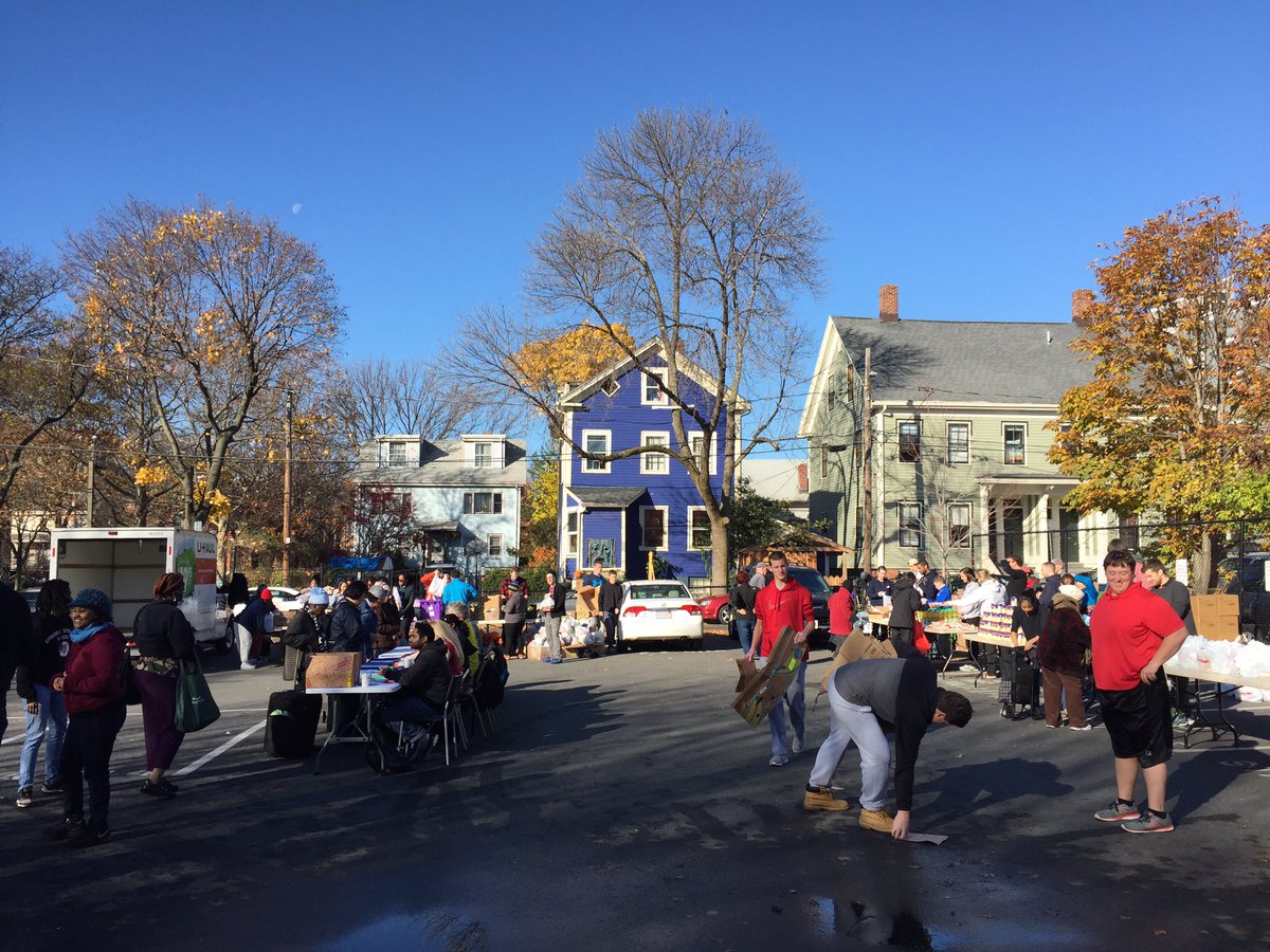 ThePort_MFNH's tweet photo. The #ThanksgivingTurkeyDrive has begun! #community #volunteers @turner_talk Axcela Health https://t.co/nkf59HsmXO