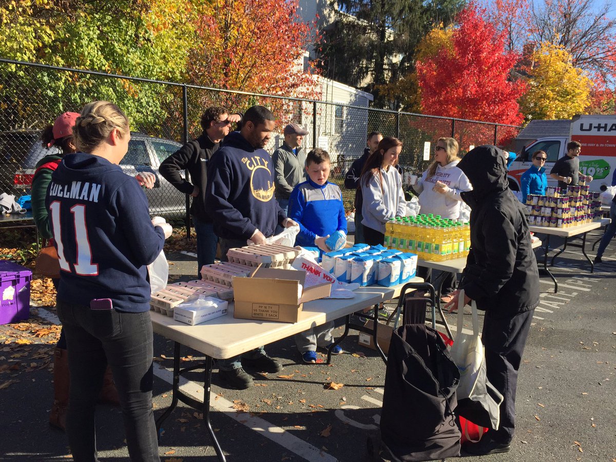 ThePort_MFNH's tweet photo. The #ThanksgivingTurkeyDrive has begun! #community #volunteers @turner_talk Axcela Health https://t.co/nkf59HsmXO