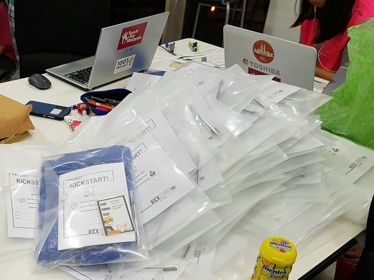 chansoonseng's tweet photo. #ProjectKickstart Student Folders are being packed! #TFM2016 #TFMSouth https://t.co/ZdsWROIetm