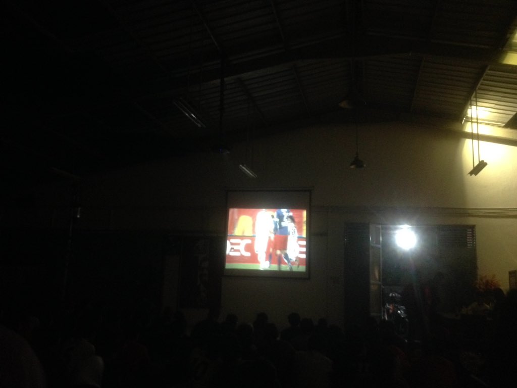LiverpoolUPI's tweet photo. Kang, bisa kali next time lebih gede layarnya. Ini dari bangku jajaran ke 2 loh hehe @BIGREDS_Bandung tengkyuh ✌🏻️ https://t.co/eyThNjTD47
