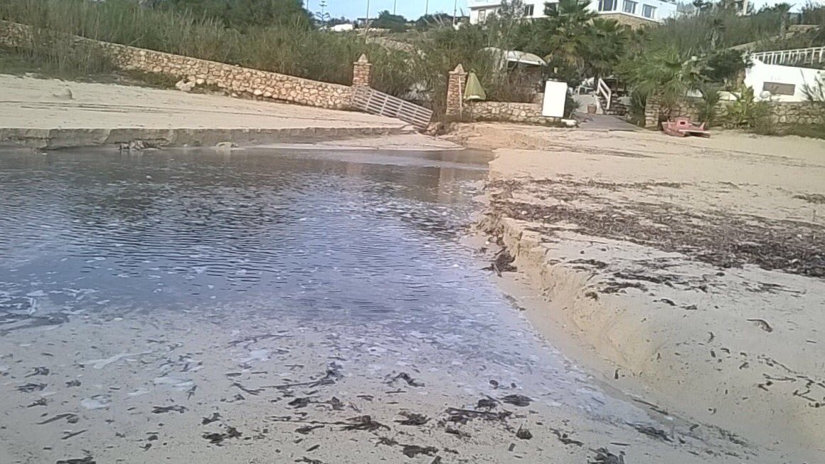 Lampisa's tweet photo. È la pioggia bellezza, e non puoi farci niente (semi cit.) #calacroce #novembre #lampedusa https://t.co/a3D5MPpzP5