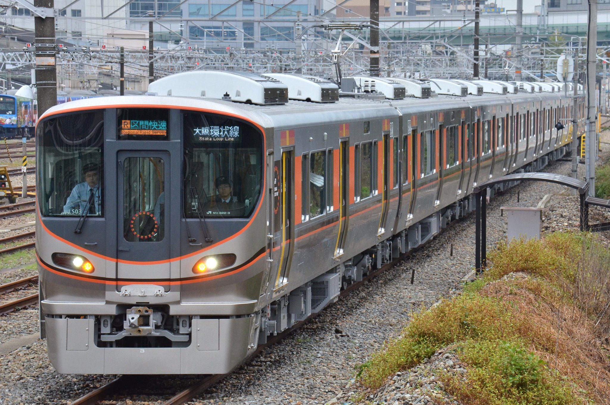 大和 4K】大阪環状線323系がすれ違います＠大正駅 - YouTube