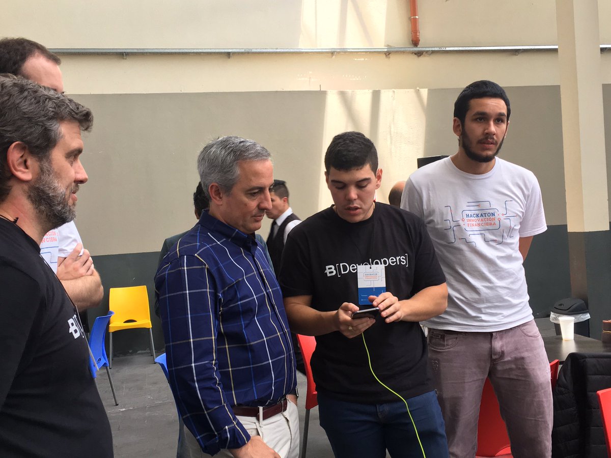 efraanz's tweet photo. A full el equipo preparando el pitch! 💪🏼 #GoVa #HackatonFinanciero #BDevelopers https://t.co/Kd5ReYakdZ