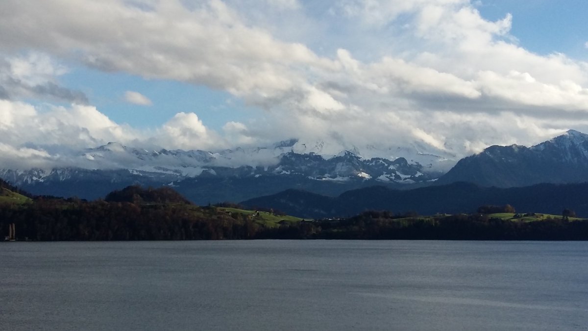 AMPhotographie3's tweet photo. #lakelucerne #vierwaldstättersee #loveswitzerland #cloudyday https://t.co/bTO9iIzaKN