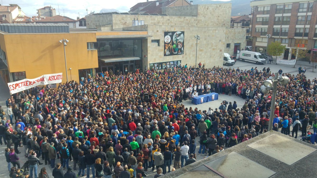 otroprisma1's tweet image. Si los 7 vecinos de #Altsasu son acusados de terrorismo, que detengan a toda esta gente del pueblo por colaboración...
Utzi bakean Sakana!
