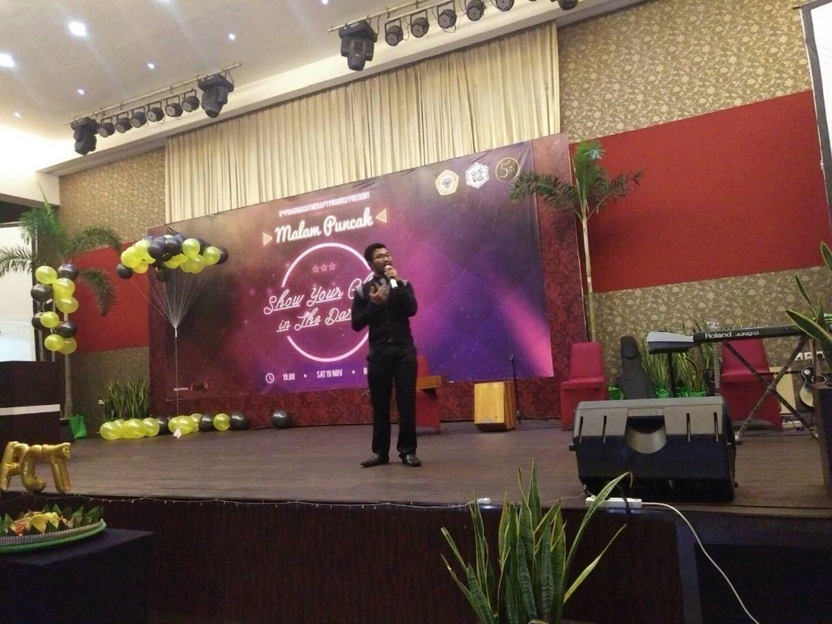 7th_pct's tweet photo. [LIVE REPORT]

Penampilan angkatan dari 2014 yang menyanyikan lagu Mandi Kembang oleh M. Rizky Akbar. Wah dangdutan yah mereka 😂👍🎊 https://t.co/Lxut0EyKuE